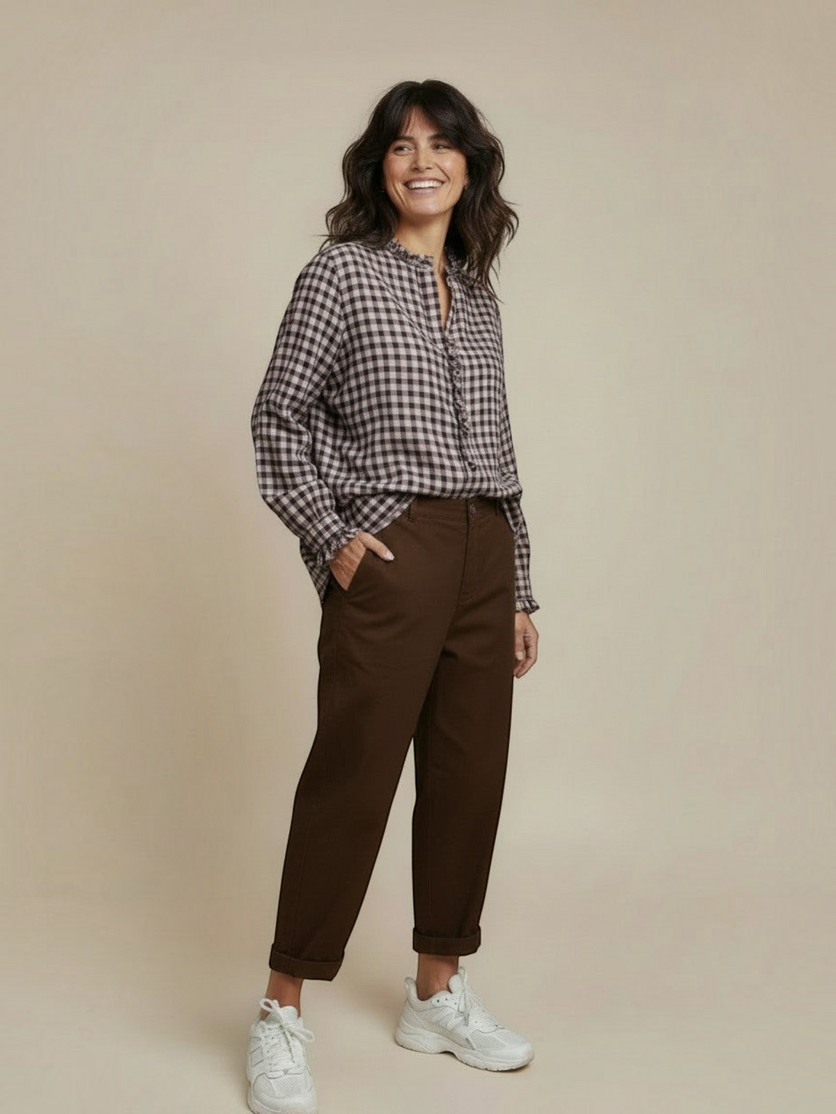 Calendula-shop chocolate brown wide-leg cotton trousers with elastic waist and pockets on a smiling model