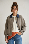 Bomber London con modelo de estilo natural