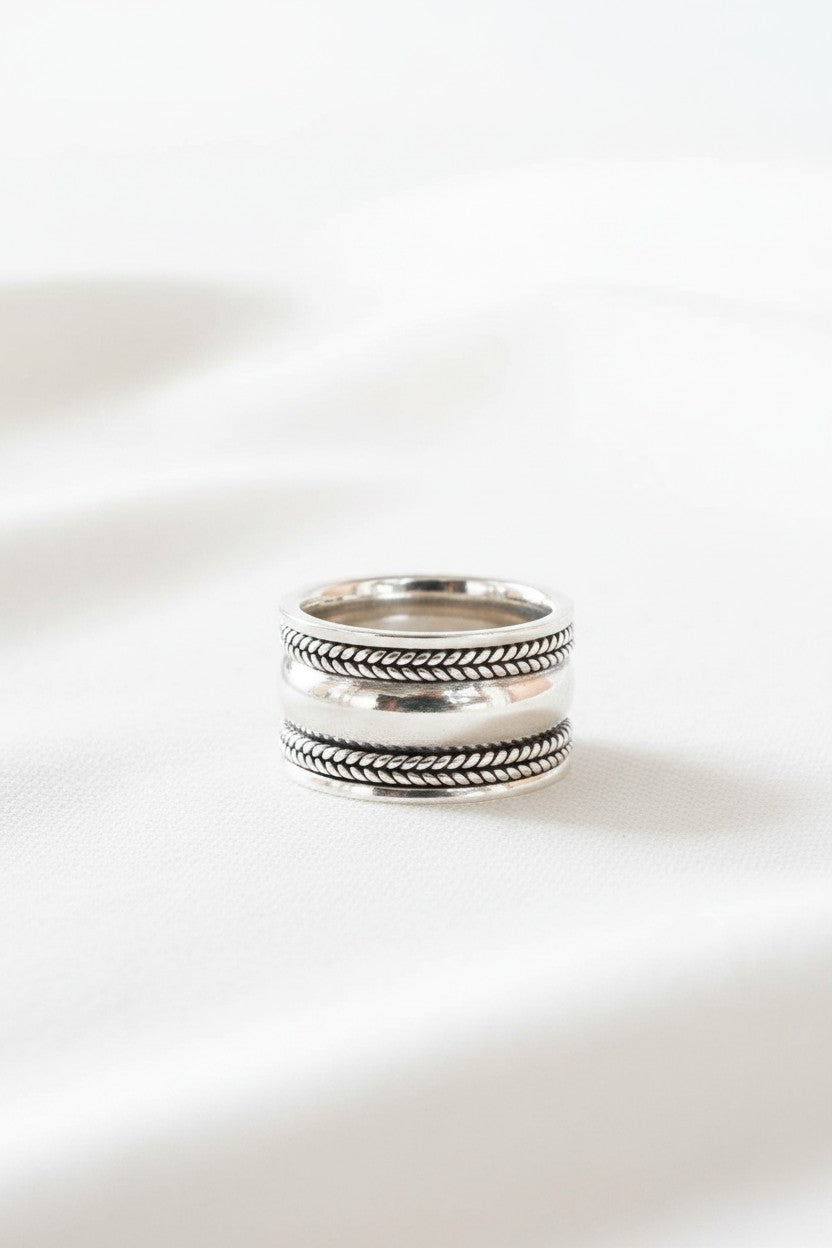 Anillo ancho Althea de Calendula-shop en plata de ley 925 con detalles trenzados de estilo étnico sobre fondo blanco