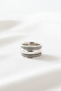 Anillo ancho Althea de Calendula-shop en plata de ley 925 con detalles trenzados de estilo étnico sobre fondo blanco