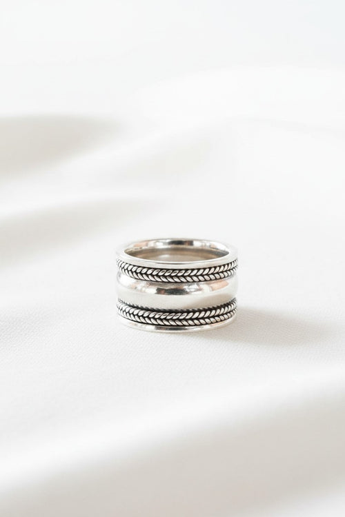 Anillo ancho Althea de Calendula-shop en plata de ley 925 con detalles trenzados de estilo étnico sobre fondo blanco