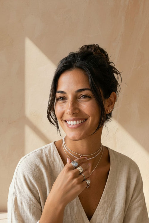 Mujer sonriente luciendo el anillo Althea de plata de ley 925 de Calendula-shop con diseño ancho de estilo étnico.