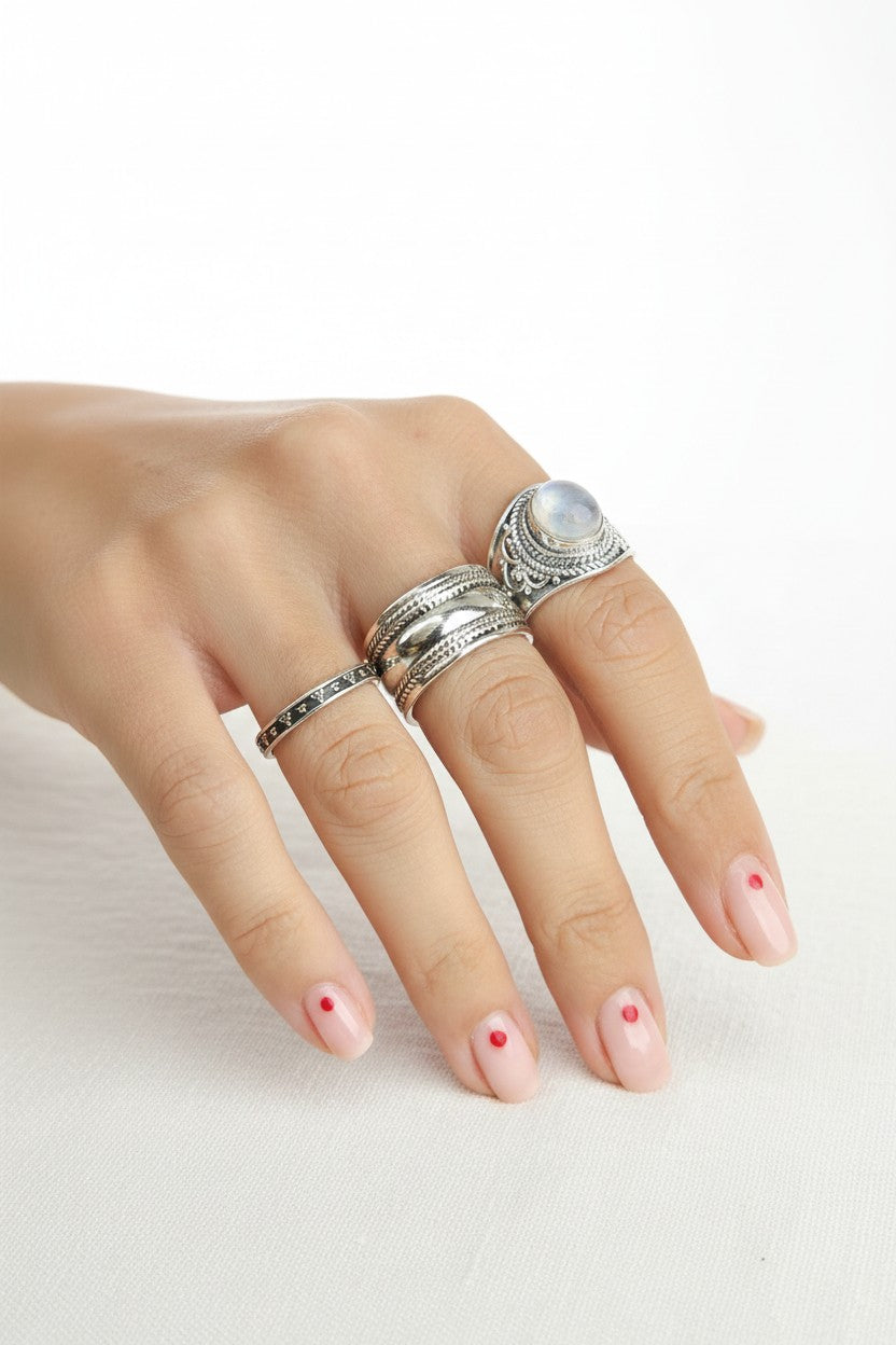 Mano con anillo Althea de Calendula-shop en plata de ley 925 con diseño ancho de inspiración étnica