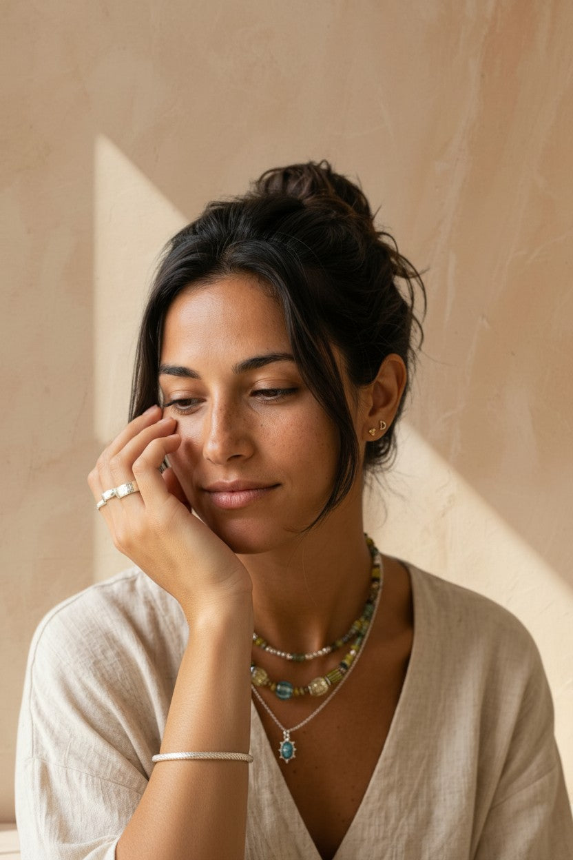 Mujer luciendo un anillo ancho troquelado de plata de ley 925 de Calendula-shop con un estilo minimalista y elegante.