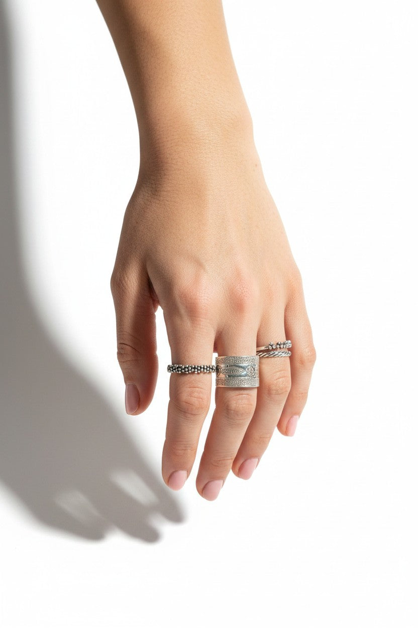 Anillo Delia de Calendula-shop en plata de ley 925 envejecida con diseño de pequeñas bolitas unidas en mano