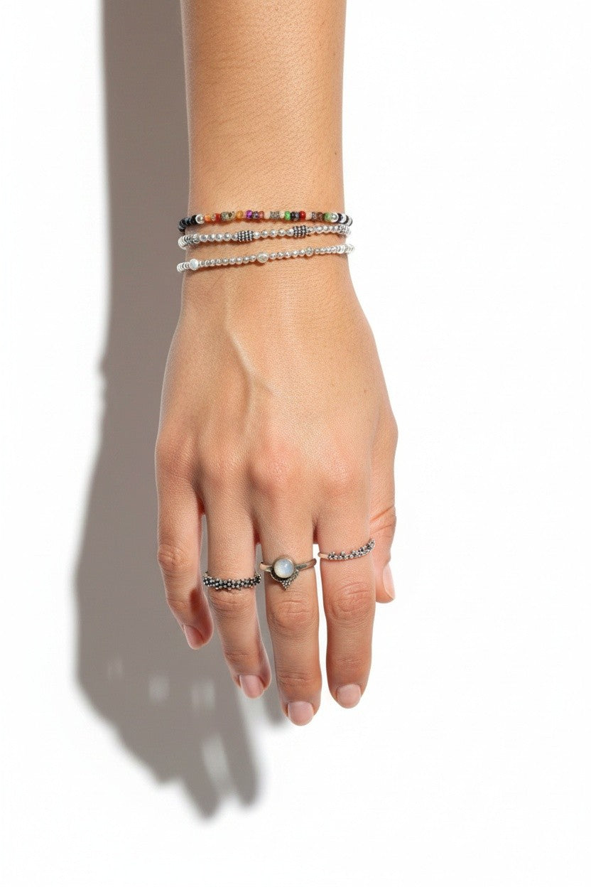 Anillo Delia de Calendula-shop en plata de ley 925 envejecida con diseño de pequeñas esferas unidas en forma de flor
