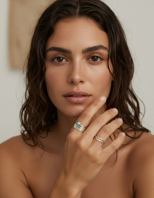 Mujer luciendo anillo doble de plata de ley 925 de Calendula-shop con diseño abierto y acabado martillado