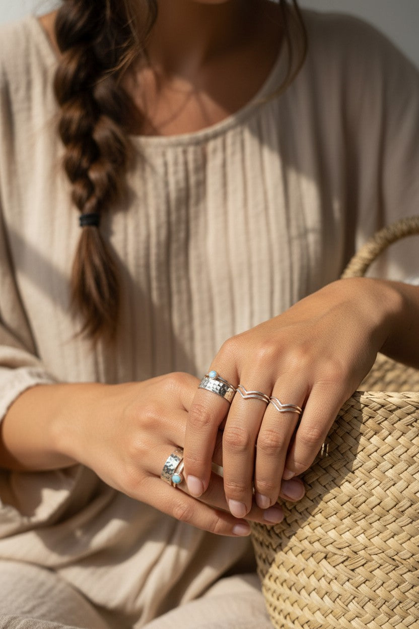 Anillo doble de plata de ley 925 de Calendula-shop con diseño abierto, lucido en la mano de una mujer