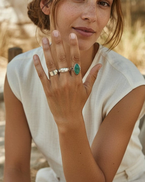 Anillo Esencia de Calendula-shop, alianza abombada de plata de ley 925 lucida por una modelo en un entorno natural