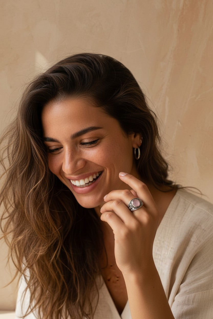 Anillo Indu de Calendula-shop en plata de ley con piedra ovalada de cuarzo rosa y detalles labrados estilo boho