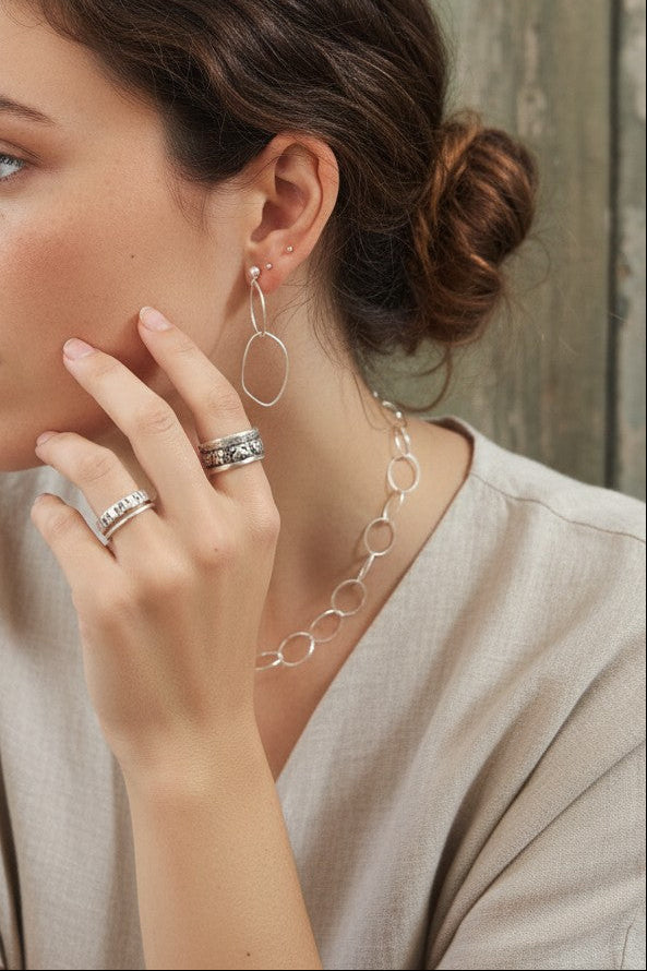 Anillo Itacca de Calendula-shop en plata de ley 925 con diseño de elefantes, lucido por una modelo.