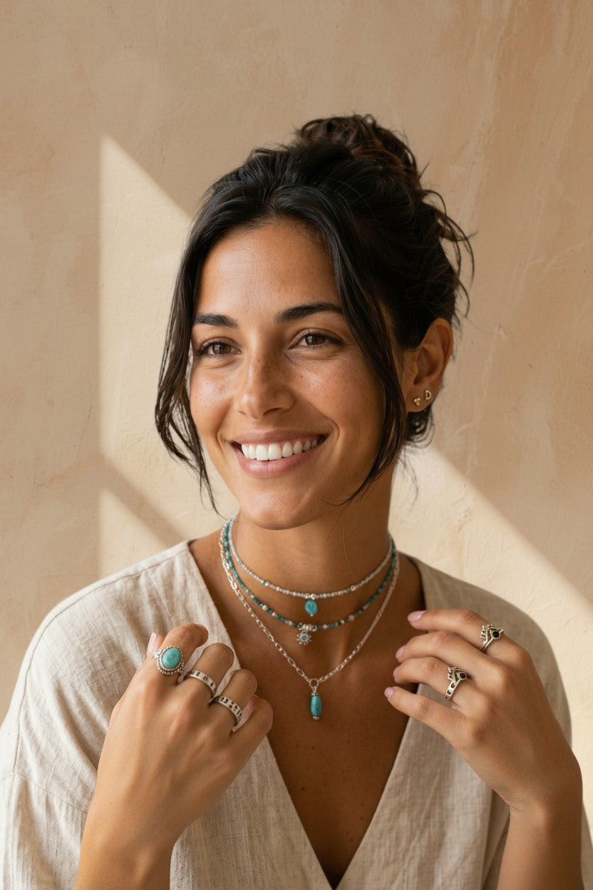 Anillo Itacca de Calendula-shop en plata de ley 925 con diseño de elefantes, lucido por una mujer sonriente.