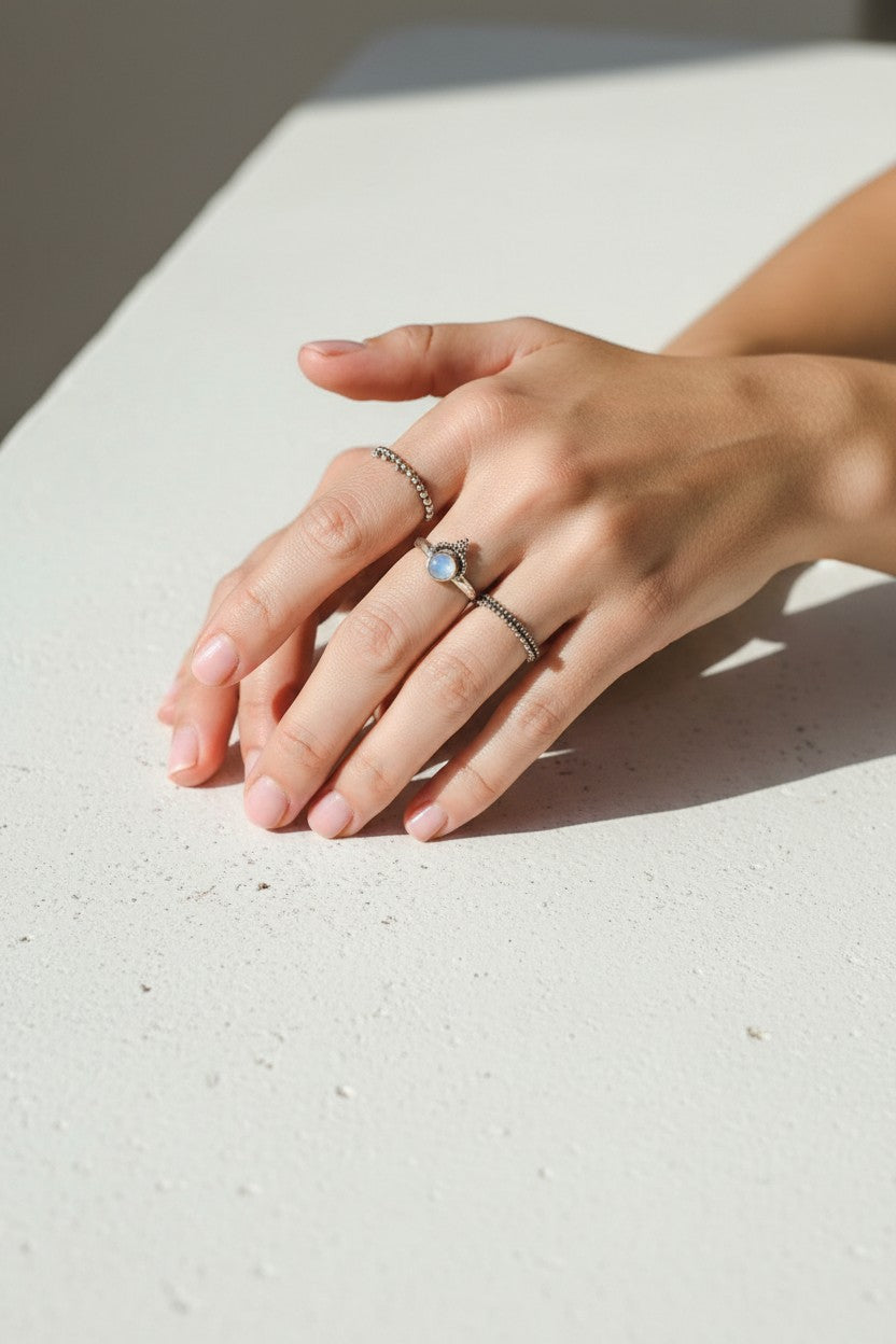 Anillo Laura de Calendula-shop en plata de ley 925 con diseño de bolitas, lucido en la mano de una mujer.