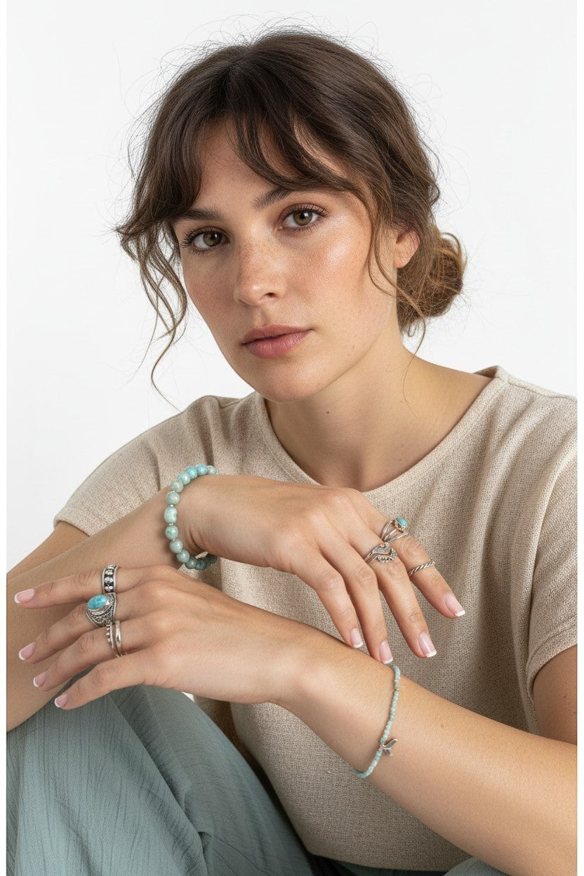 Modelo luciendo el anillo Origen de Calendula-shop en plata de ley 925 con diseño de bolitas y acabado envejecido