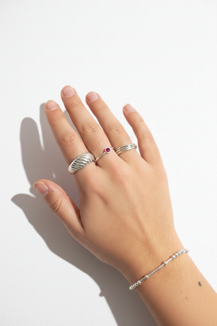 Anillo fino de plata de ley 925 con piedra natural de ágata fucsia de Calendula-shop lucido en la mano