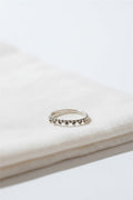 Anillo Laura de Calendula-shop en plata de ley 925 con diseño fino de pequeñas esferas decorativas