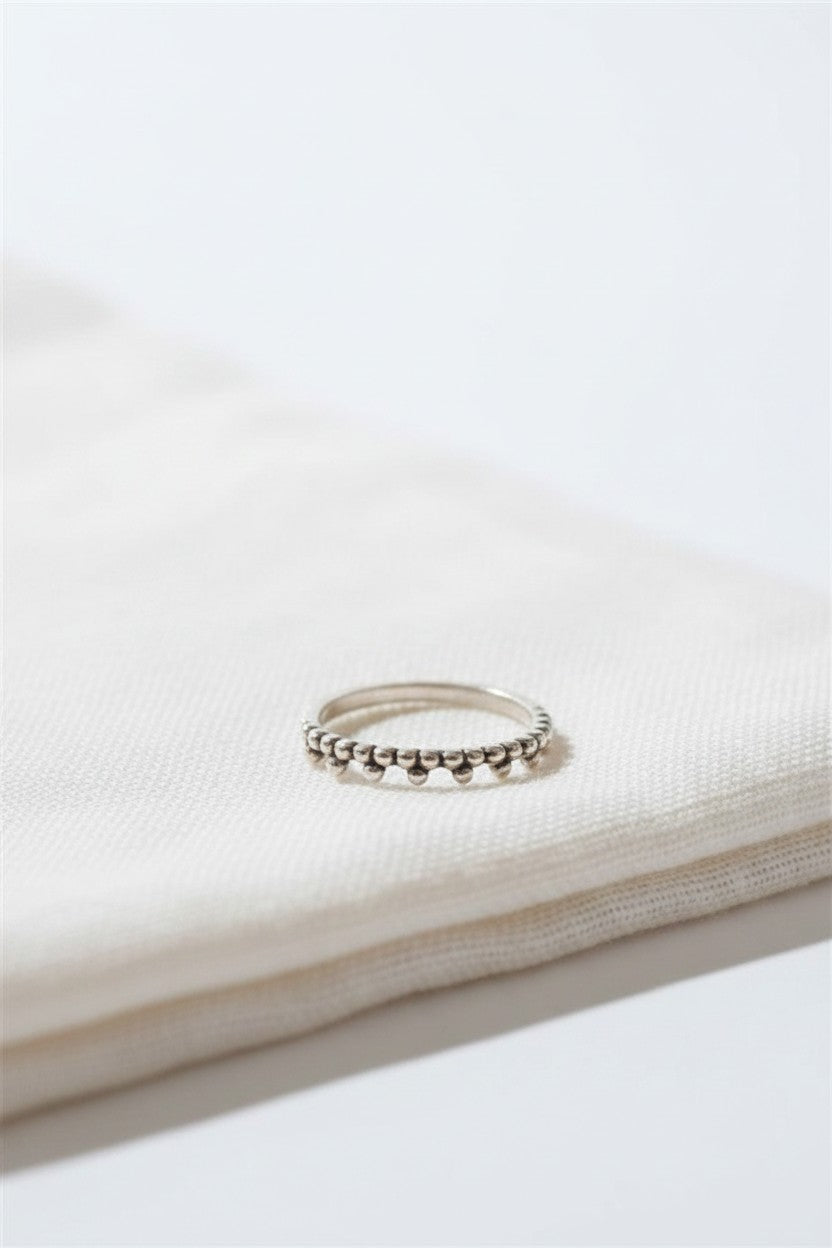 Anillo Laura de Calendula-shop en plata de ley 925 con diseño fino de pequeñas esferas decorativas