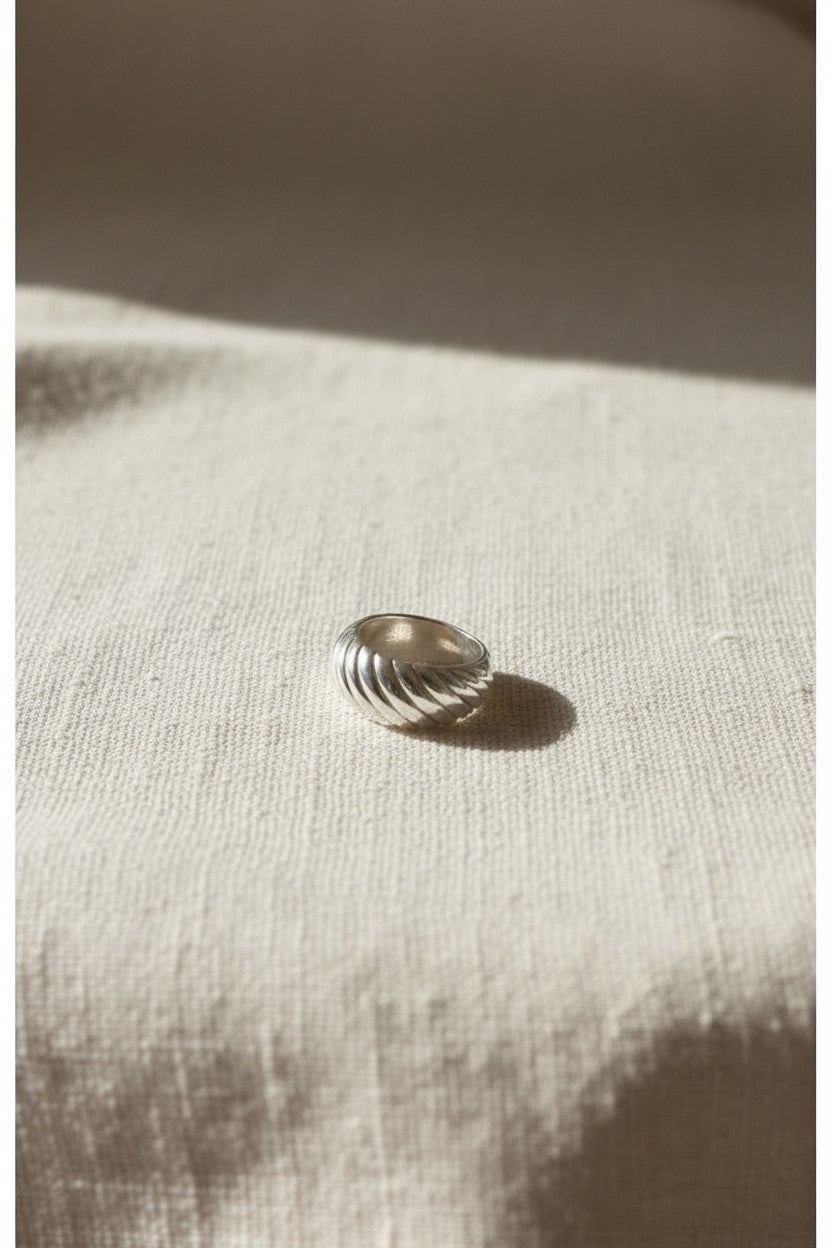 Anillo Bruma de Calendula-shop en plata de ley 925 con diseño ancho y hendiduras diagonales sobre tela clara