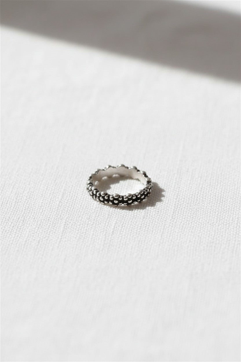 Anillo Delia de Calendula-shop en plata de ley 925 envejecida con diseño de pequeñas flores de bolitas unidas