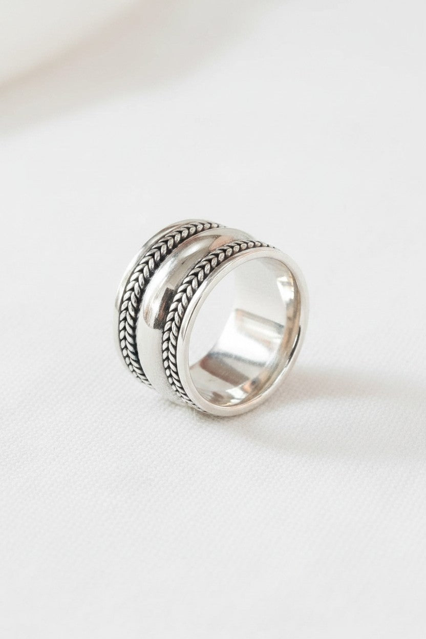 Anillo ancho Althea de Calendula-shop en plata de ley 925 con diseño étnico trenzado sobre fondo blanco