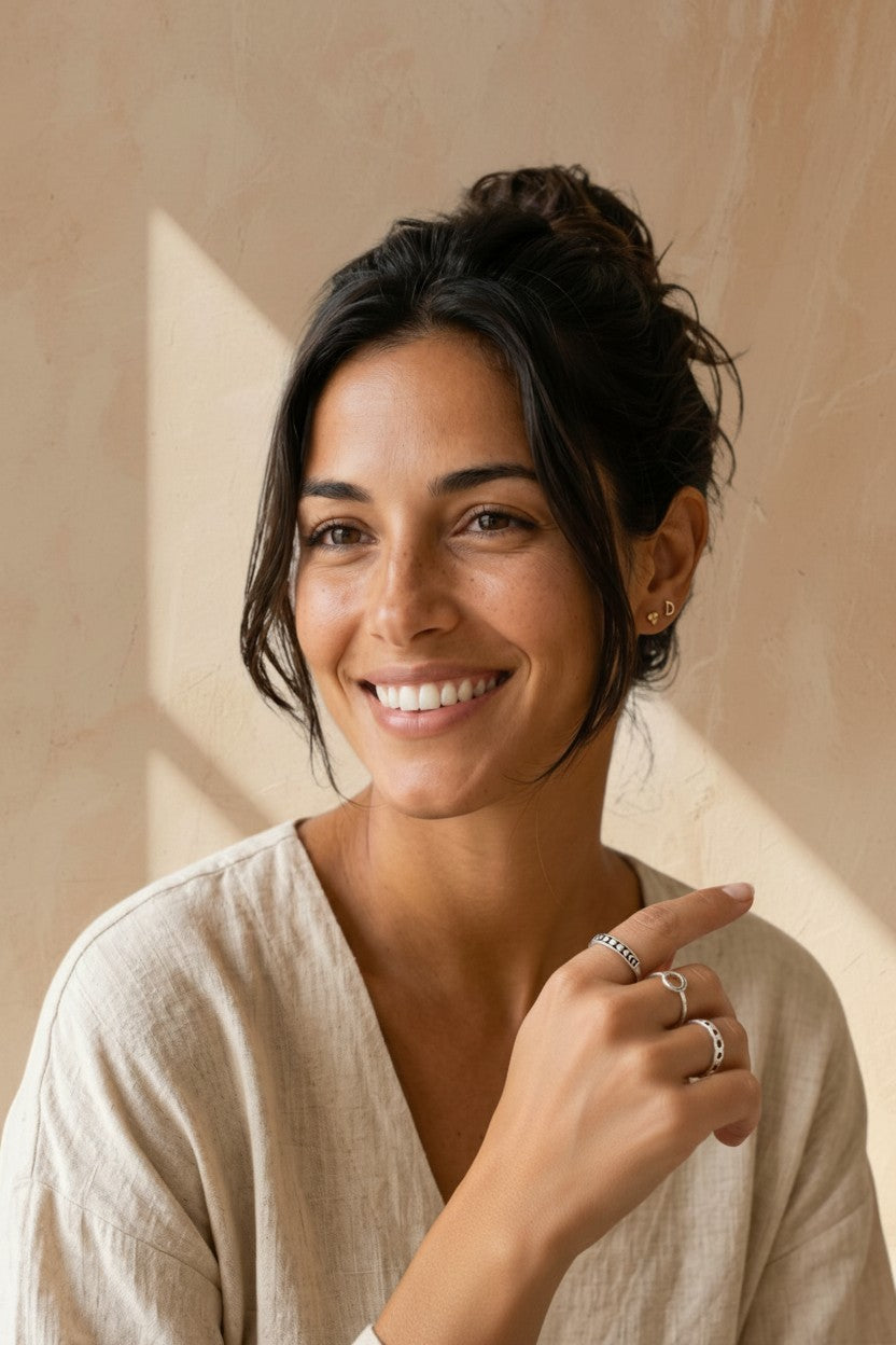 Mujer sonriente luciendo un anillo de plata de ley con diseño de fases lunares de Calendula-shop