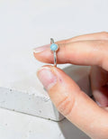 Anillo fino de plata de ley 925 con piedra natural de Larimar azul claro de Calendula-shop