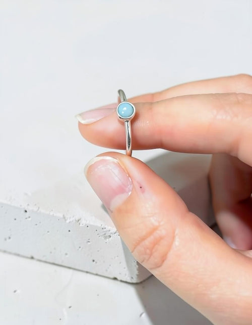 Anillo fino de plata de ley 925 con piedra natural de Larimar azul claro de Calendula-shop