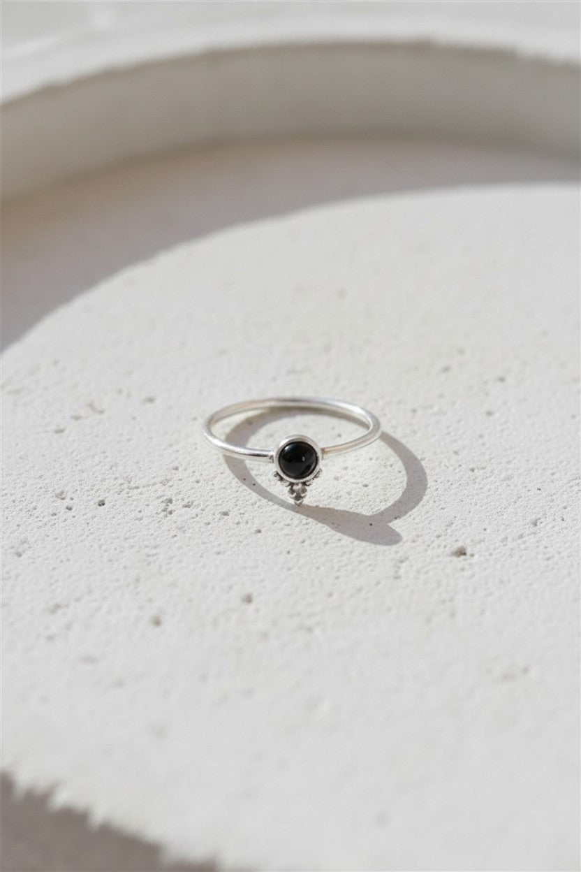 Anillo fino Calendula-shop de plata de ley 925 con piedra natural de ónix negro y detalles de bolitas boho