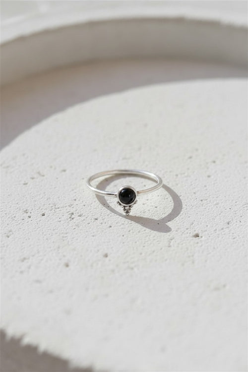 Anillo fino Calendula-shop de plata de ley 925 con piedra natural de ónix negro y detalles de bolitas boho