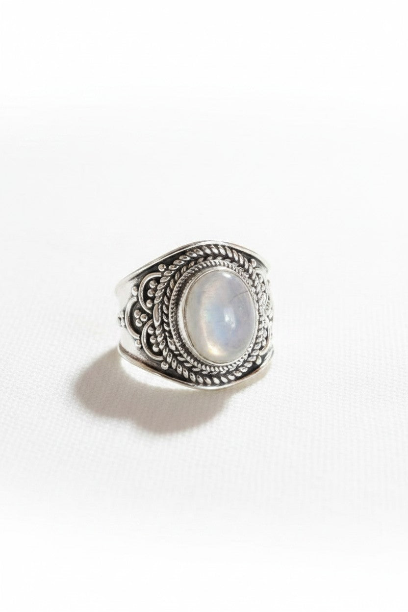 Anillo Calendula-shop de plata de ley 925 con piedra luna natural y diseño ancho de estilo étnico detallado