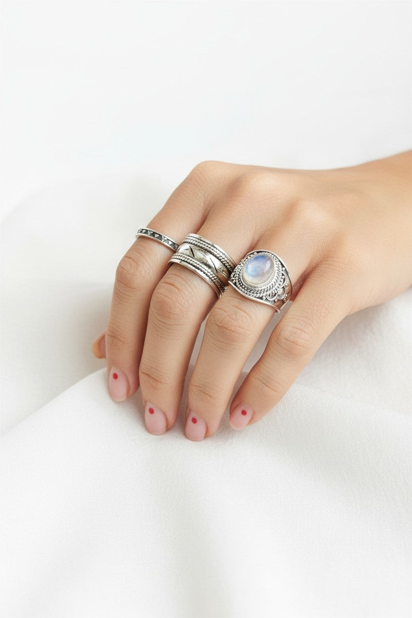 Anillo Calendula-shop de plata de ley 925 con piedra luna natural y diseño ancho de inspiración étnica en una mano