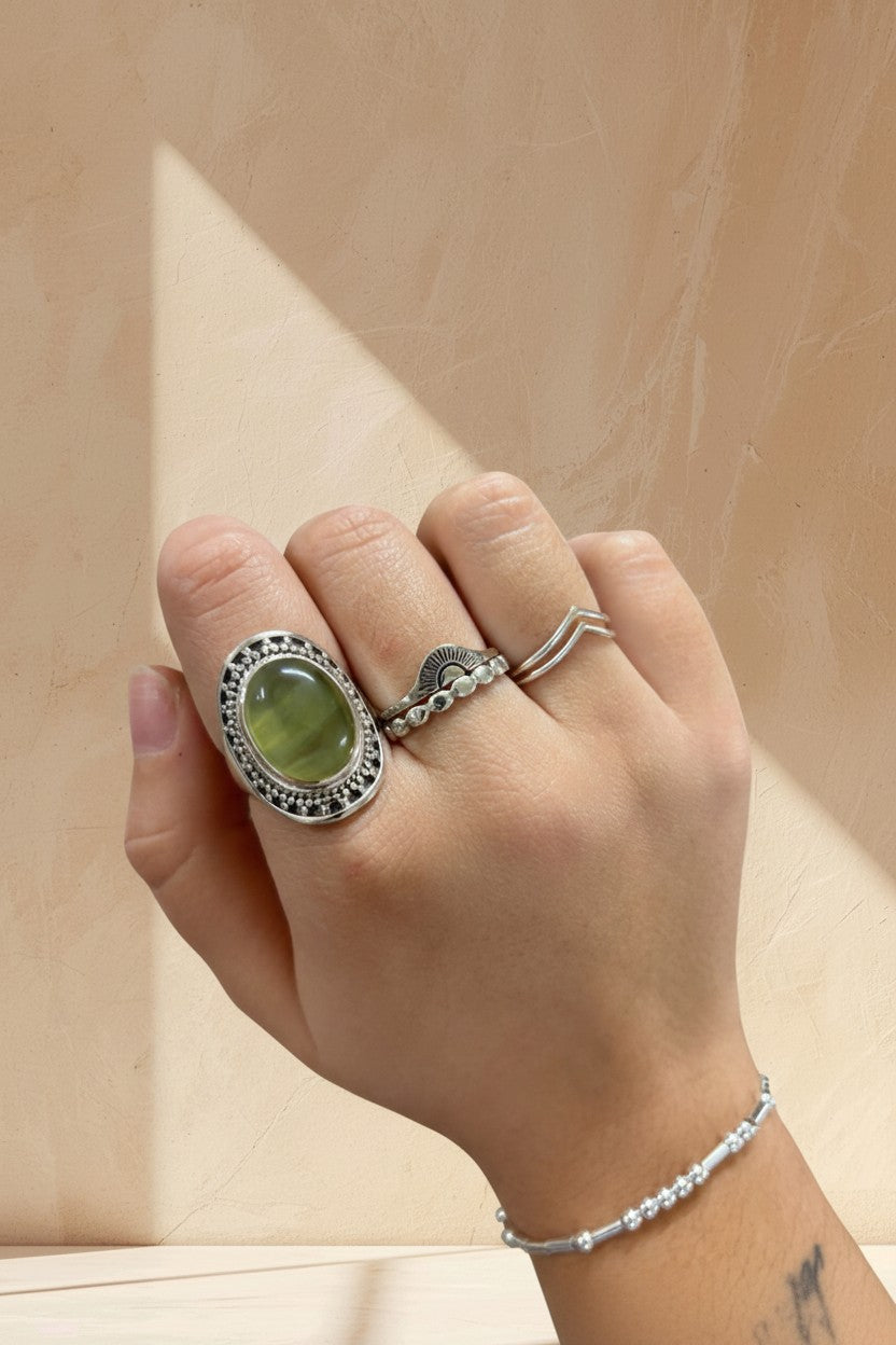 Anillo ancho Calendula-shop de plata 925 con piedra natural de prehnita verde y detalles étnicos en mano