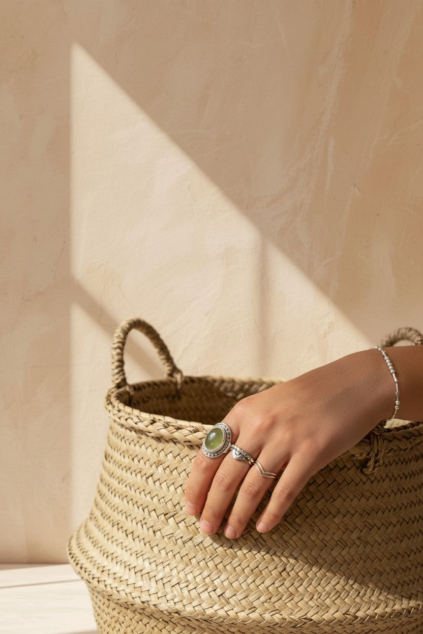 Anillo ancho Calendula-shop de plata de ley 925 con piedra natural de prehnita verde y diseño étnico en una mano