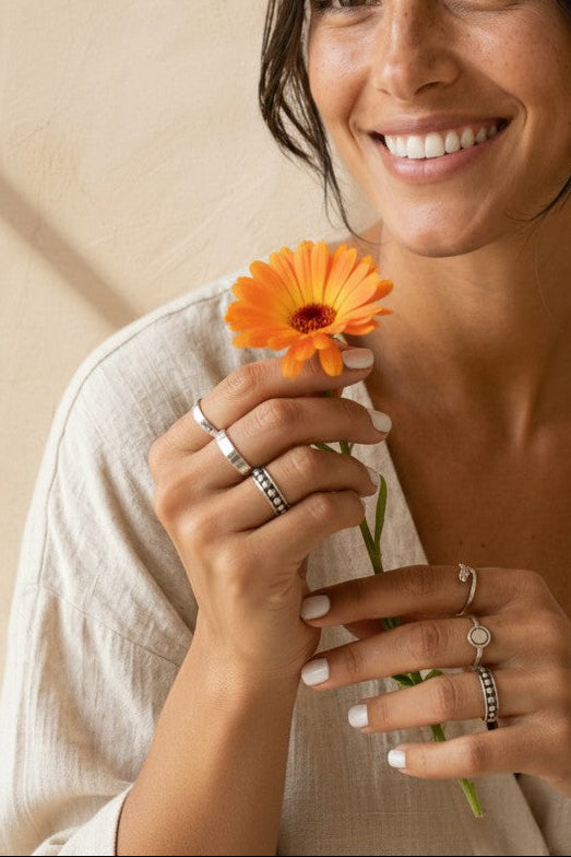 Mujer sonriente con anillo serpiente Calendula-shop de plata de ley 925 ajustable en el dedo