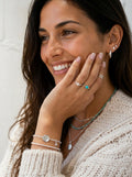 Mujer sonriente luciendo aros Adigio de plata de ley 925 de Calendula-shop, pendientes lisos de 18 mm con cierre.