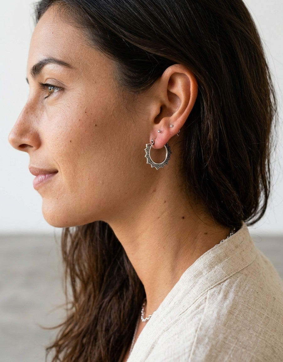 Pendientes de aro Mantra de Calendula-shop en plata de ley 925 con diseño étnico de pétalos de flor.