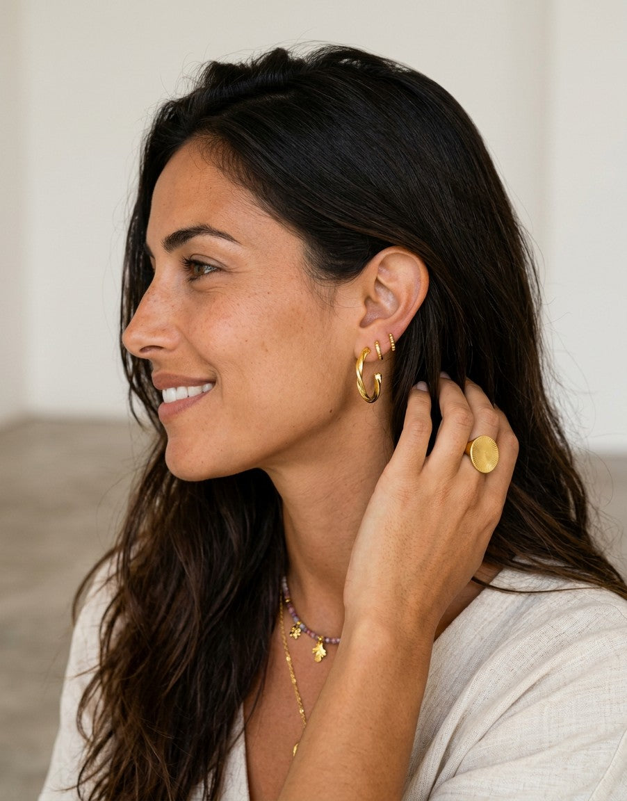 Modelo luciendo pendientes de aro rizado AROS MOON ORO de Calendula-shop en plata de ley 925 bañada en oro.