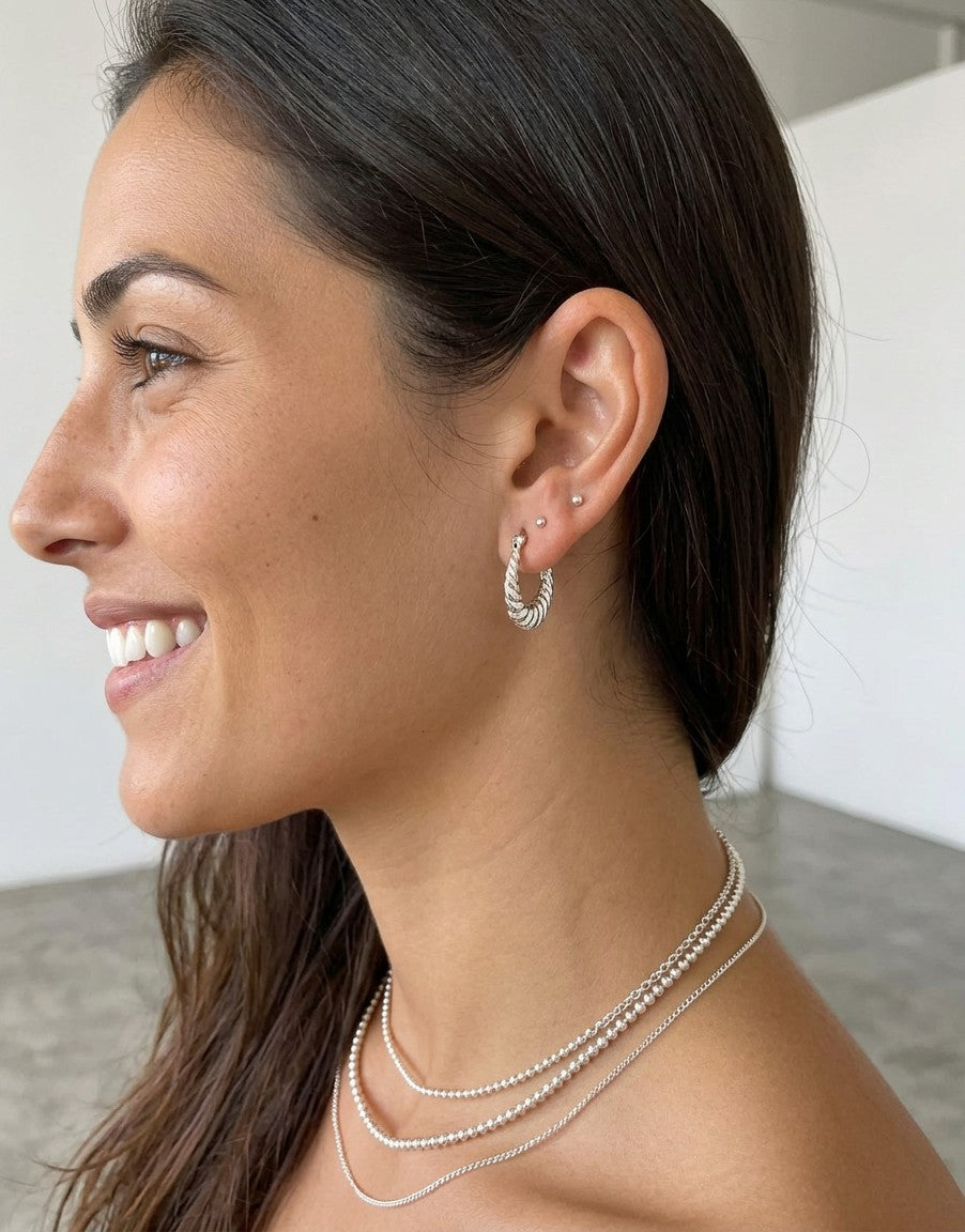 Aros Nusa de Calendula-shop, pendientes de aro pequeños en plata de ley 925 con diseño ondulado estilo boho.