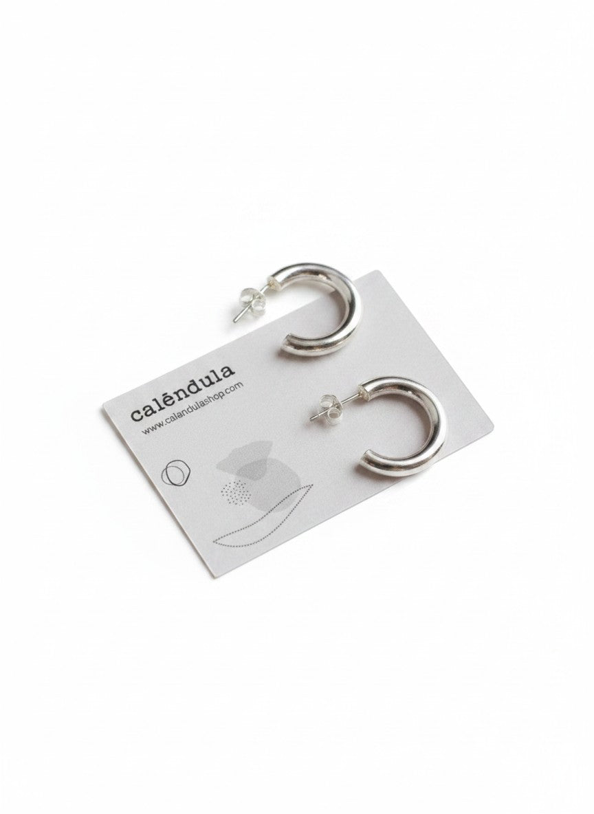 Pendientes de aro lisos de 18 mm en plata de ley 925 de Calendula-shop con cierre de tuerca.