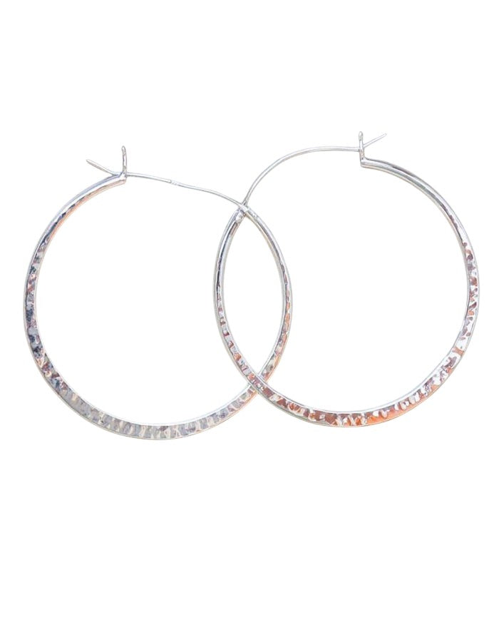 Pendientes de aro Calendula-shop de plata de ley 925 con superficie troquelada y cierre en U de 4 cm de diámetro.