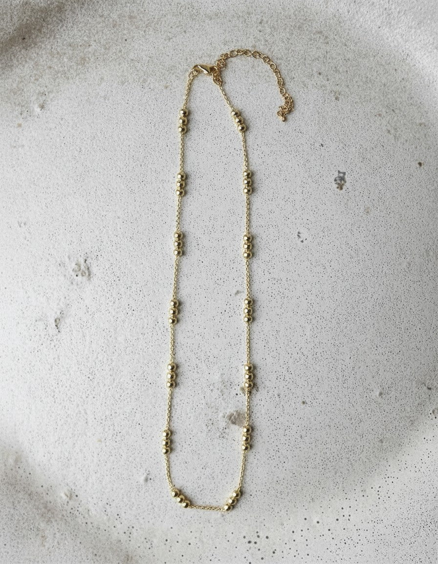 Cadena Calendula-shop de plata de ley 925 bañada en oro con pequeñas bolitas intercaladas, estilo minimalista.