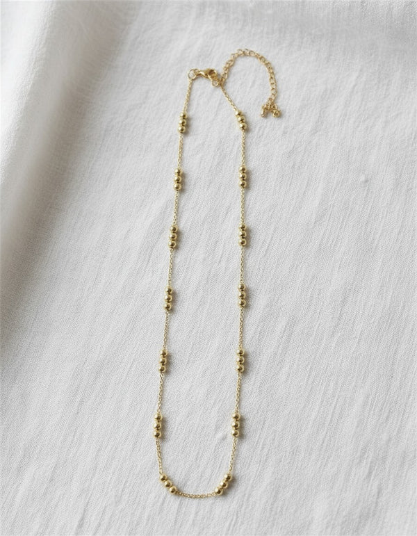 Cadena Calendula-shop de plata de ley 925 bañada en oro con pequeñas bolitas intercaladas, estilo minimalista.