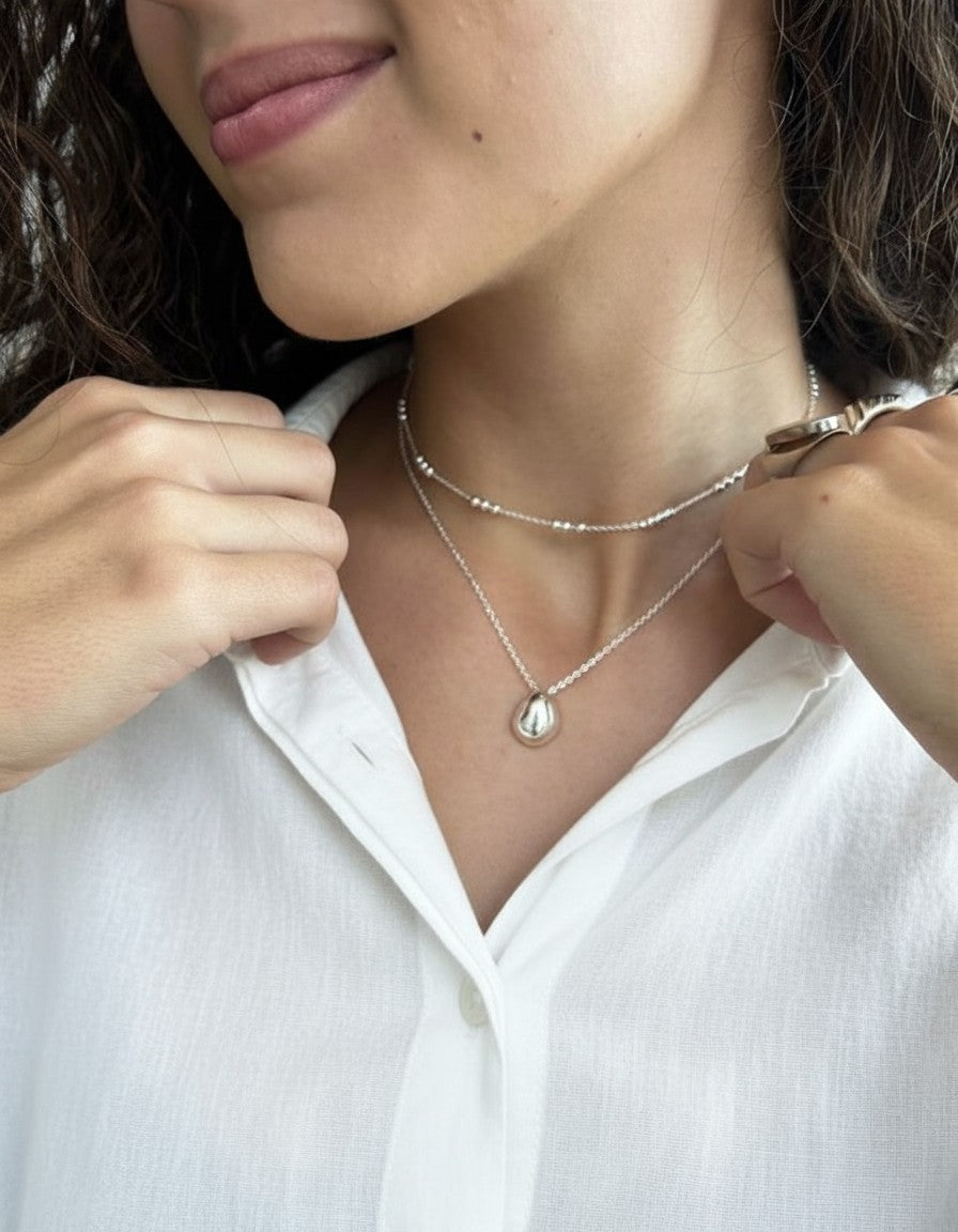 Cadena Calendula-shop de plata de ley con pequeñas bolitas intercaladas, estilo minimalista y elegante al cuello