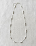 Cadena Calendula-shop de plata de ley con pequeñas bolitas intercaladas, diseño minimalista y elegante.