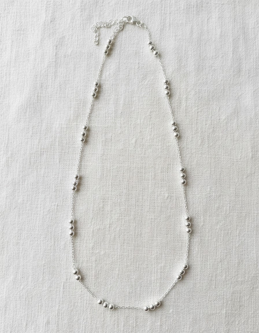 Cadena Calendula-shop de plata de ley con pequeñas bolitas intercaladas, diseño minimalista y elegante.