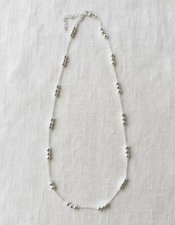 Cadena Calendula-shop de plata de ley con pequeñas bolitas intercaladas, diseño minimalista y elegante.