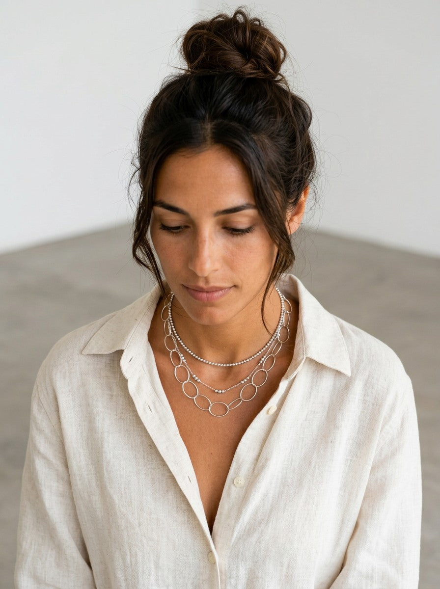 Modelo con collar de abeja en plata de ley 925 de Calendula-shop, diseño minimalista ajustable.