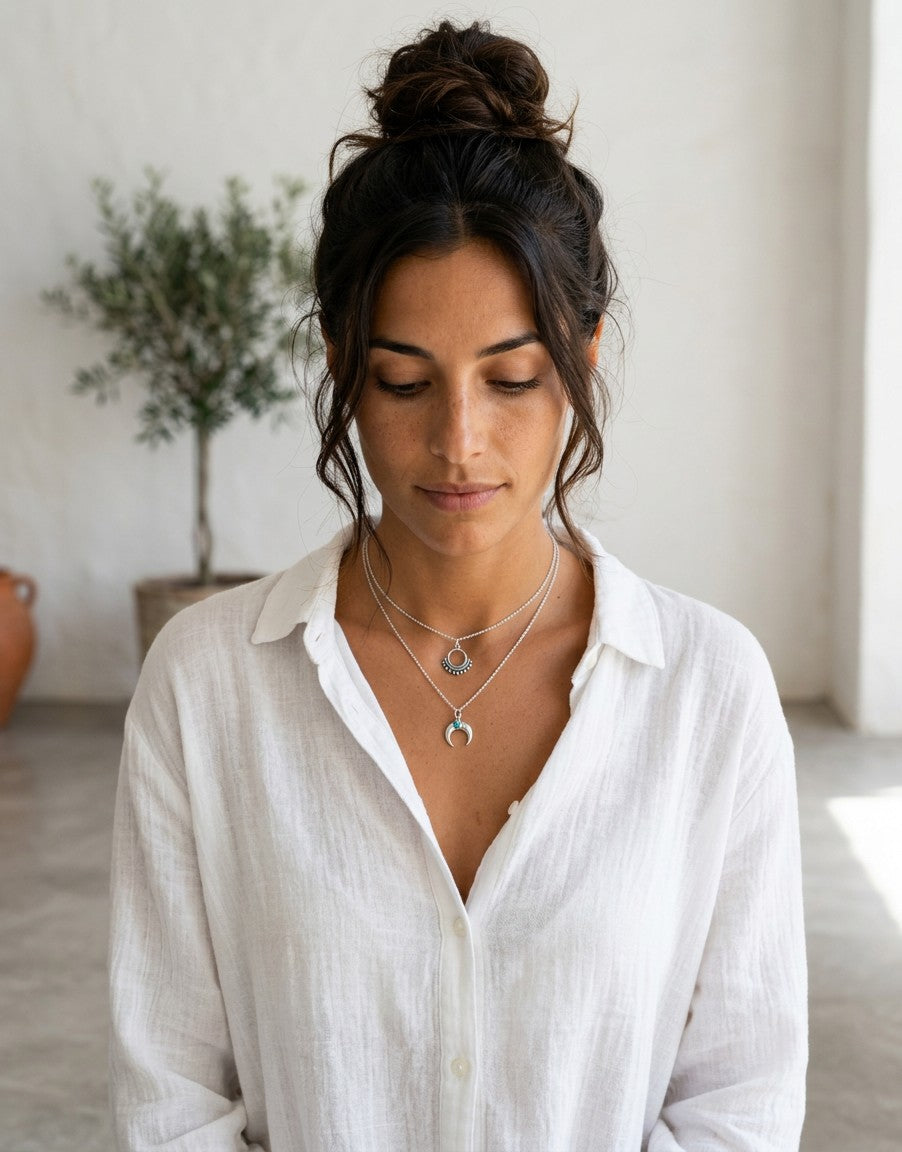 Colgante Boho Madrás de plata de ley 925 con círculo labrado, lucido por una modelo con camisa blanca en Calendula-shop