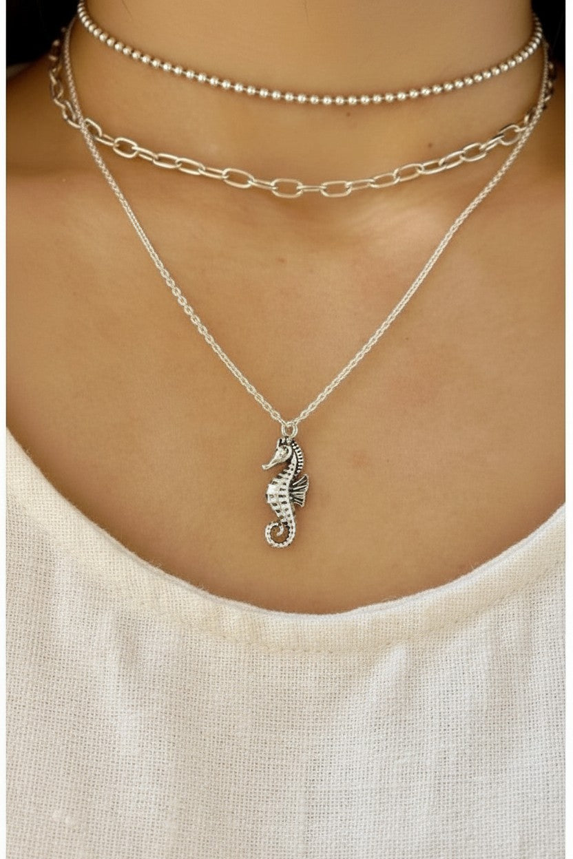 Collar Calendula-shop de plata de ley con colgante de caballito de mar y cadena de eslabones sobre modelo
