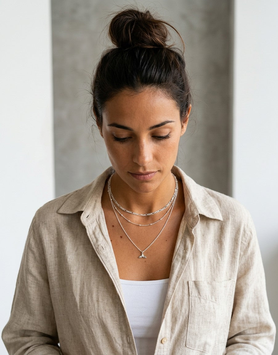 Mujer con colgante de cola de ballena en plata de ley 925 de Calendula-shop, con cadena fina y estilo minimalista.